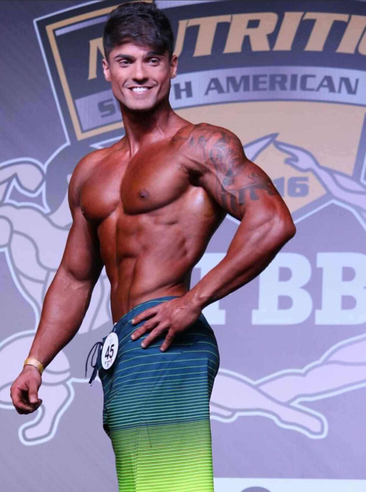 Júnior Fernandes no palco de uma competição de fisiculturismo