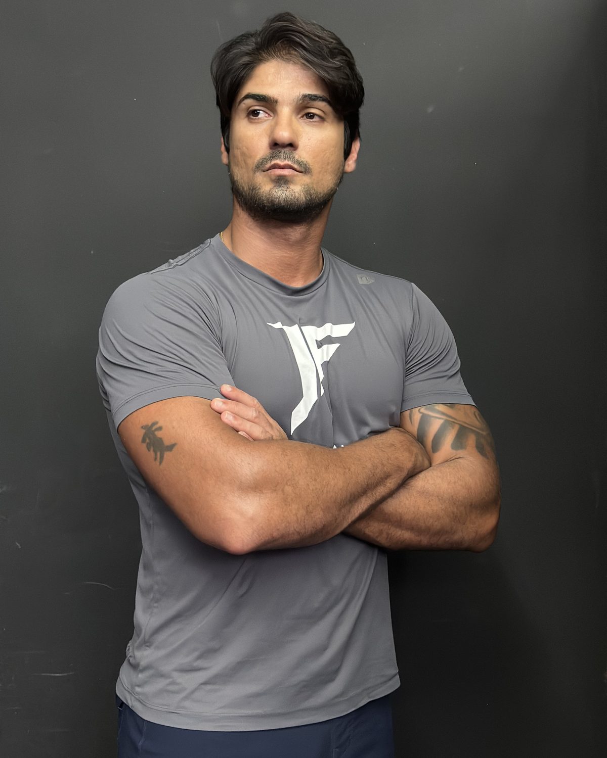 Júnior Fernandes de braços cruzados