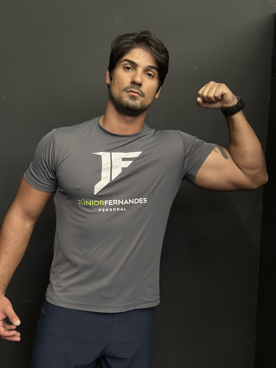Júnior Fernandes flexionando o bíceps