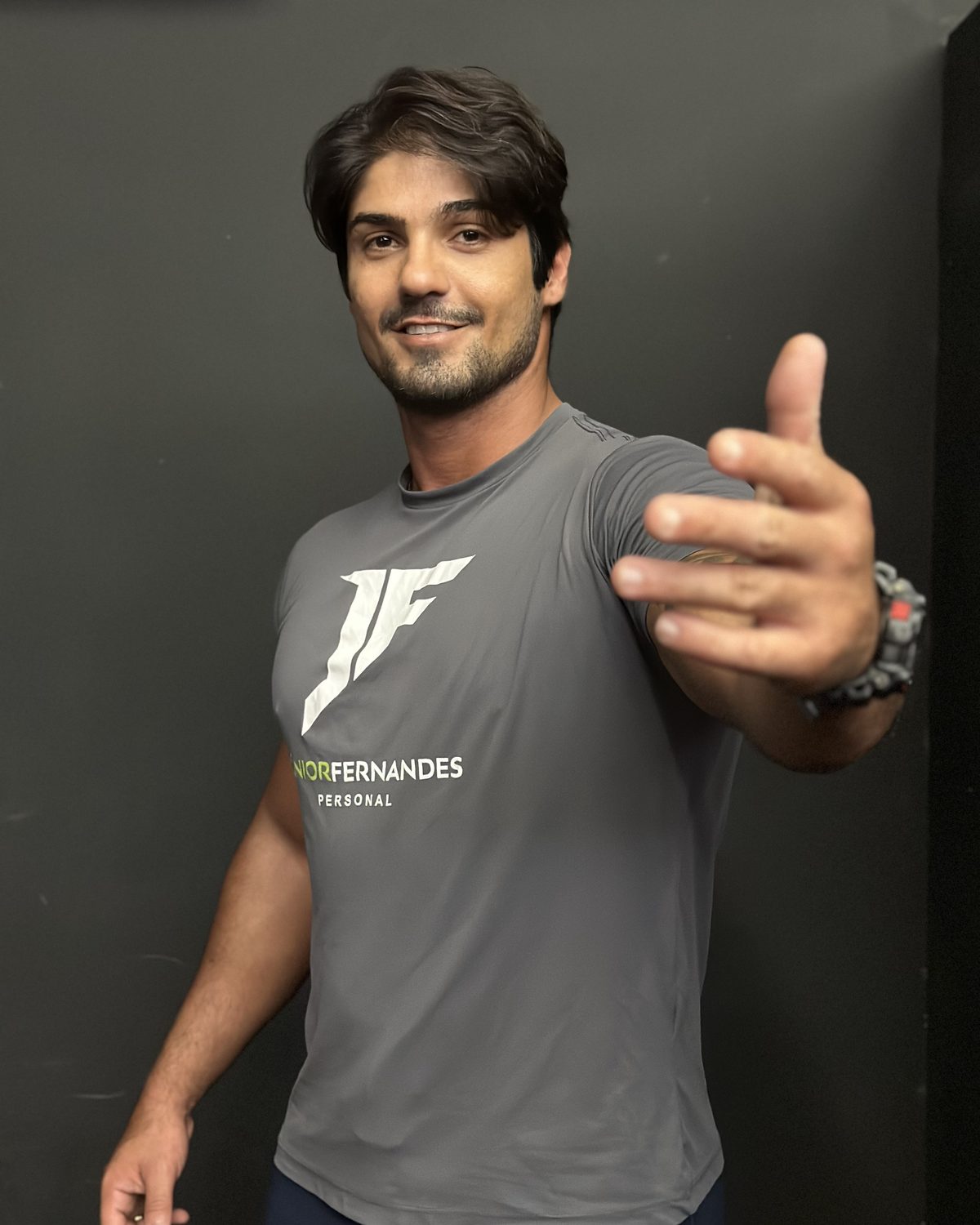 Júnior Fernandes apontando para a câmera, sorrindo