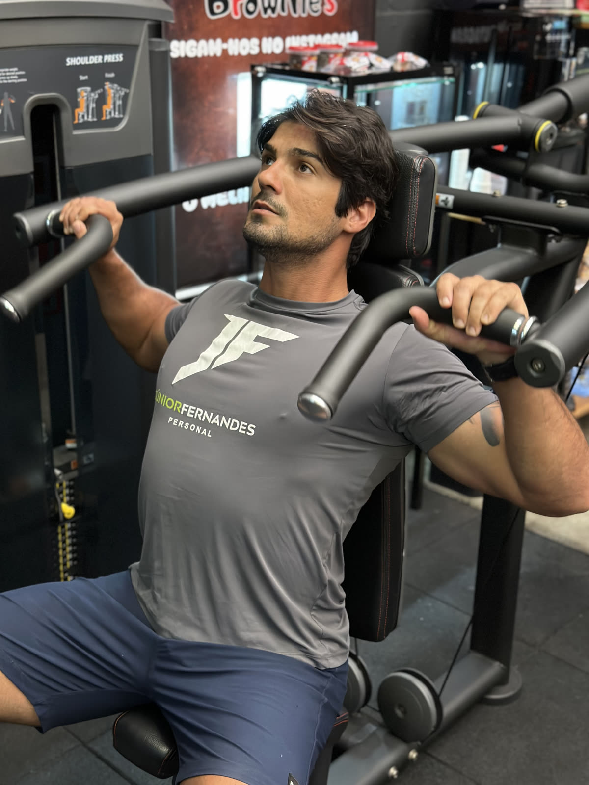 Júnior Fernandes executando desenvolvimento de ombros